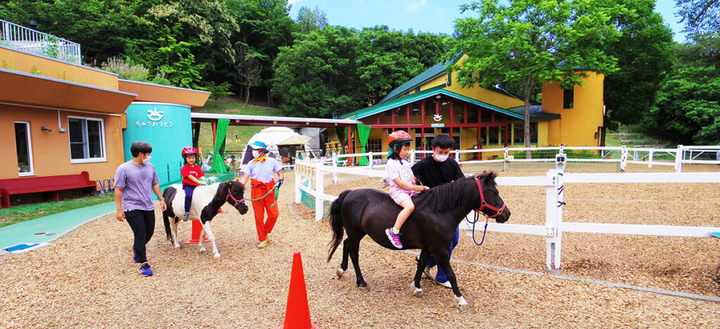 年少児より「乗馬教育」を取り入れています。