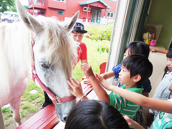 心優しい馬と触れ合う園児たち