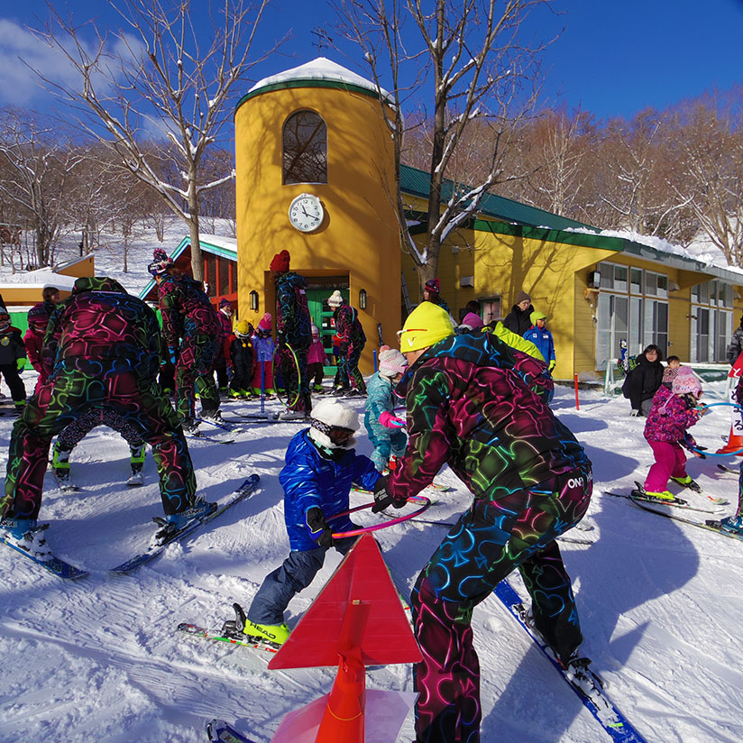 スキースクールを楽しむ園児たち